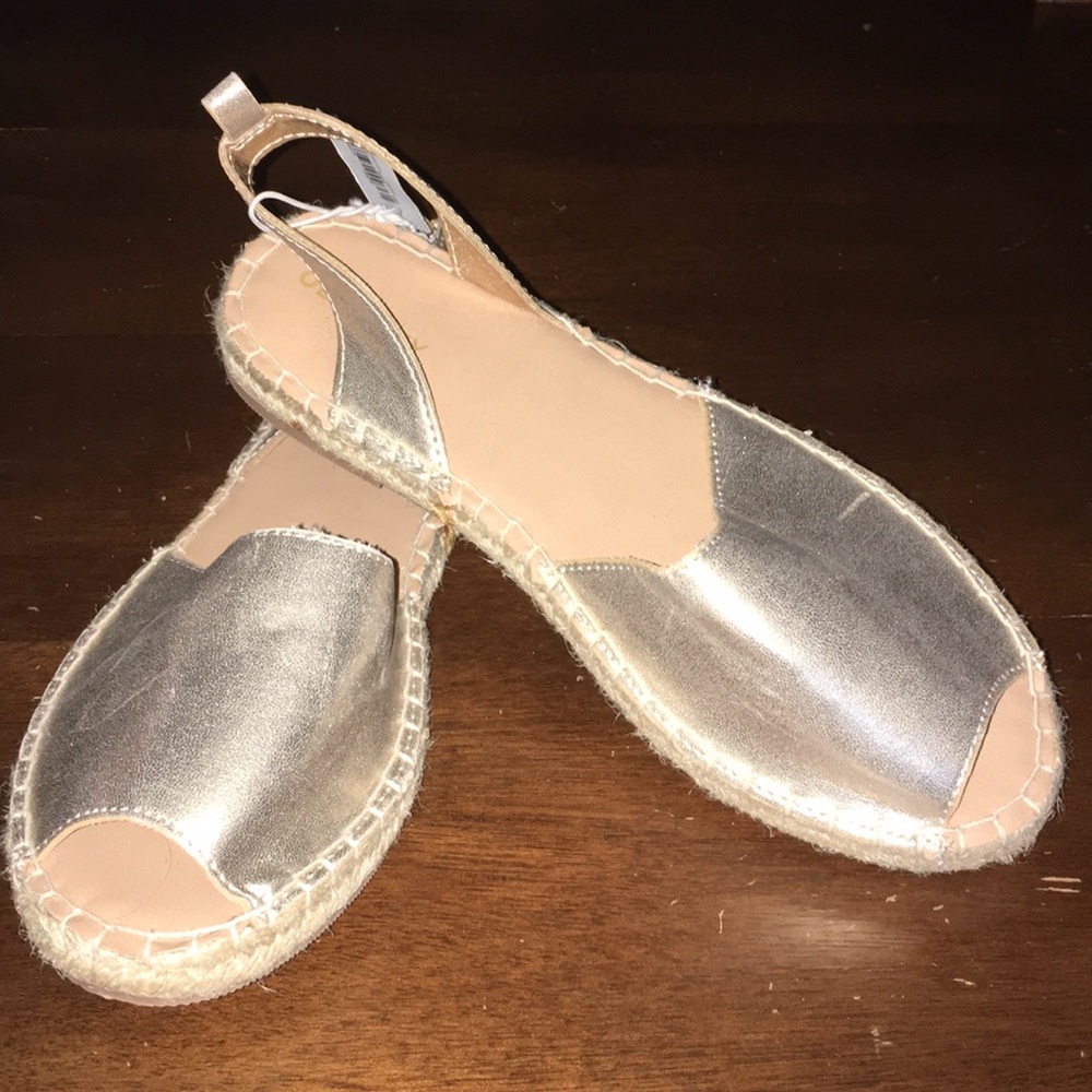 NWT Old Navy gold girls sandals - Size 3